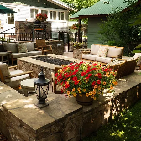 Huff House Inn And Cabins