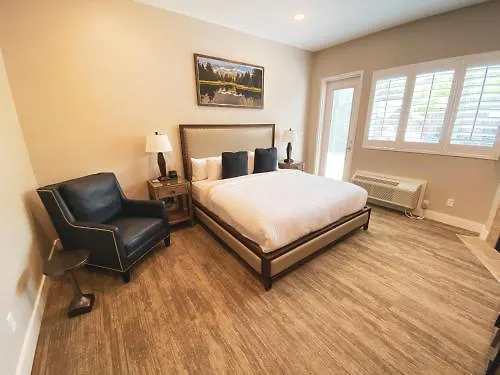 Huff House Bed & Breakfast 4*