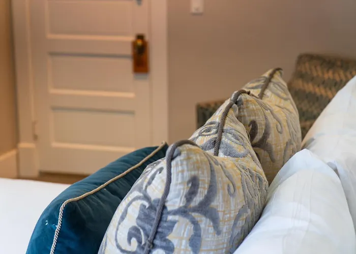 Huff House Bed & Breakfast 4*