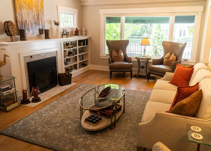 Huff House Bed & Breakfast 4*